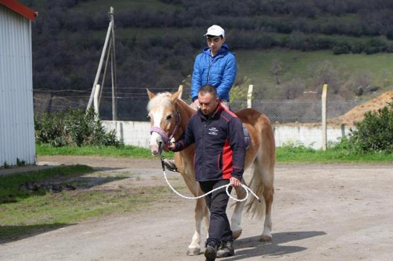 Depremzede çocuklar at binip, boyama yaptı