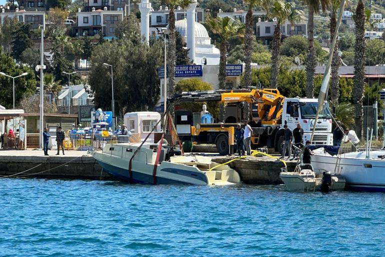 Demirliyken fırtınada batan motoryat, vinçle çıkarıldı