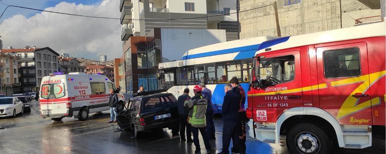 Ankarada alkollü sürücü ters şeride girerek, EGO otobüsüne çarptı; kaza anı kamerada