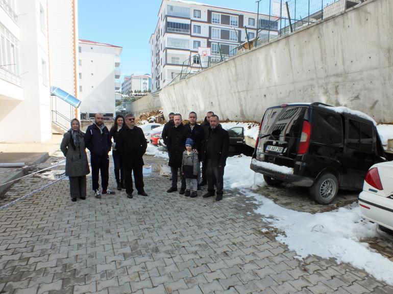 Çöken duvarın altında kalan araç sahiplerinden enkazın kaldırılmamasına tepki