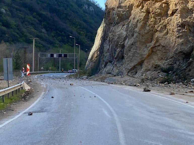 Heyelan ve kaya düşmesi riski olan kara yolunda çelik halatlı önlem