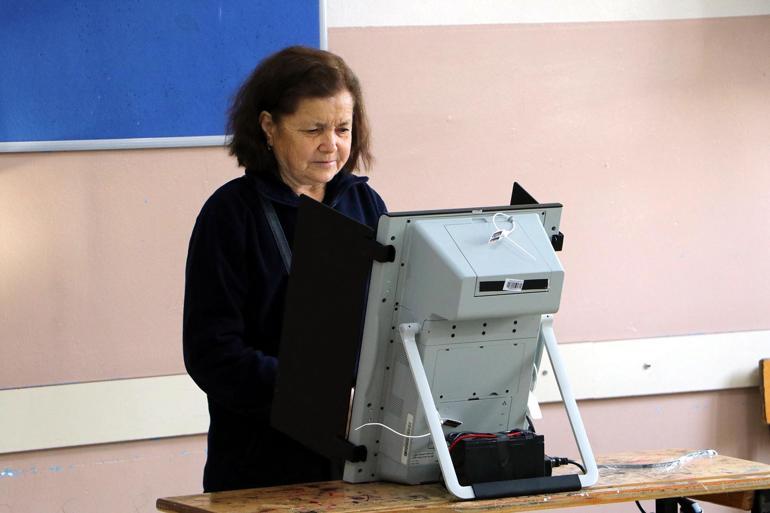 Türkiyedeki çifte vatandaşlar Bulgaristan seçimleri için sandık başında