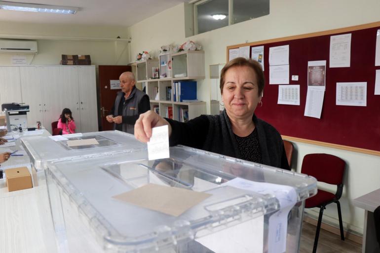 Türkiyedeki çifte vatandaşlar Bulgaristan seçimleri için sandık başında