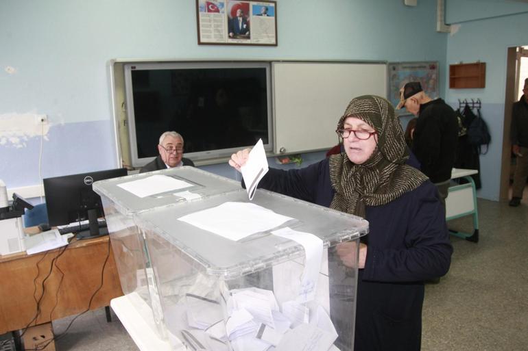 Türkiyedeki çifte vatandaşlar Bulgaristan seçimleri için sandık başında