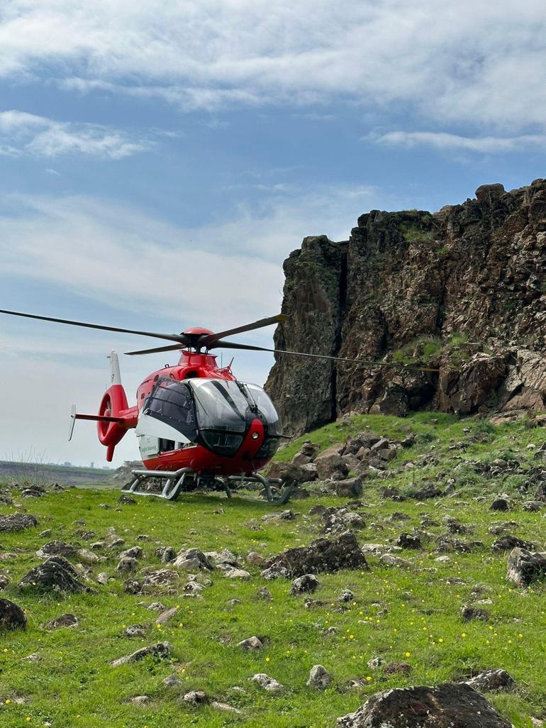 Kayalıklardan düştü, ambulans helikopterle hastaneye götürüldü