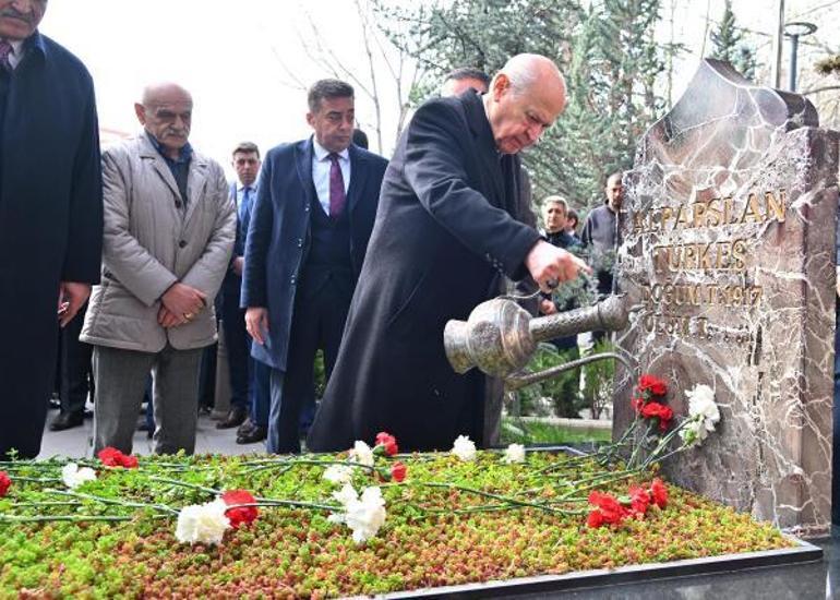 Bahçeliden Türkeşin mezarına ziyaret