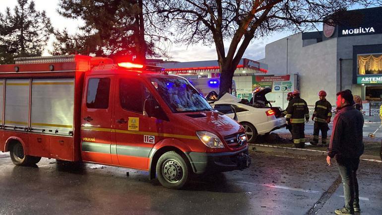 Refüjdeki ağaca çarpan otomobildeki anne öldü, 2 çocuğu ile eşi yaralandı