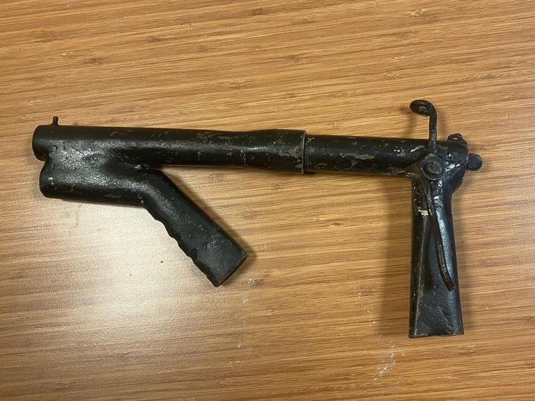 Yol kenarında bulduğu düzenek ateş aldı, bacağından yaralandı