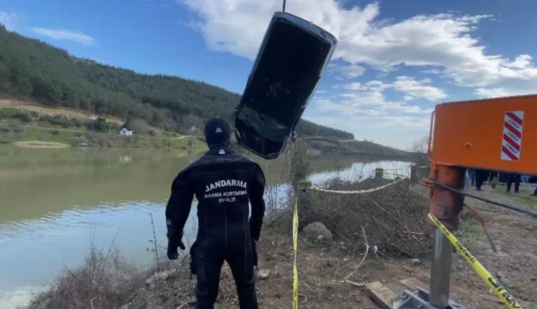 Gölete uçan hafif ticari araçtaki çift, hayatını kaybetti