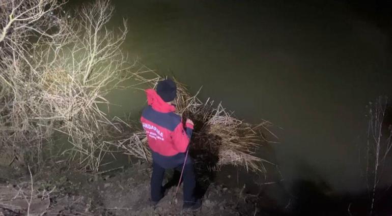 Gölete uçan hafif ticari araçtaki çift, hayatını kaybetti