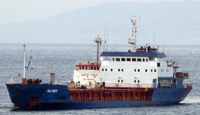 Boksit madeni taşıyan gemi battı: 1 ölü, 8 kayıp