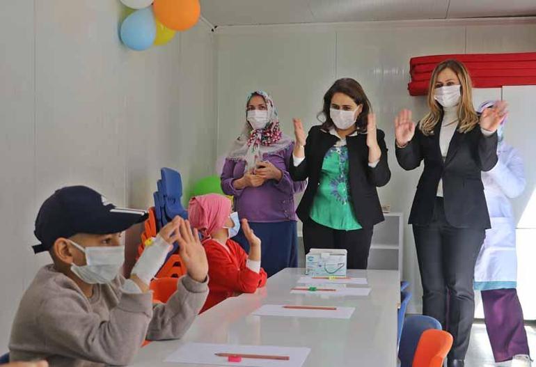 Hastane bahçesinde depremzede ve hasta çocuklar için konteyner sınıf oluşturuldu