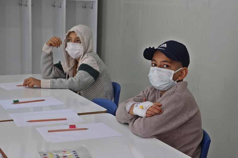Hastane bahçesinde depremzede ve hasta çocuklar için konteyner sınıf oluşturuldu