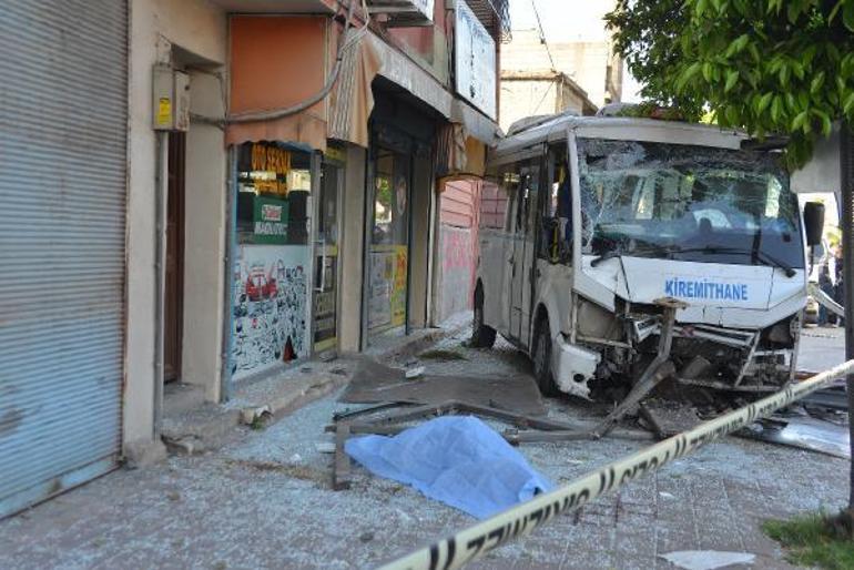 Adanada dolmuş, otobüs durağına daldı; 1 ölü, 7 yaralı