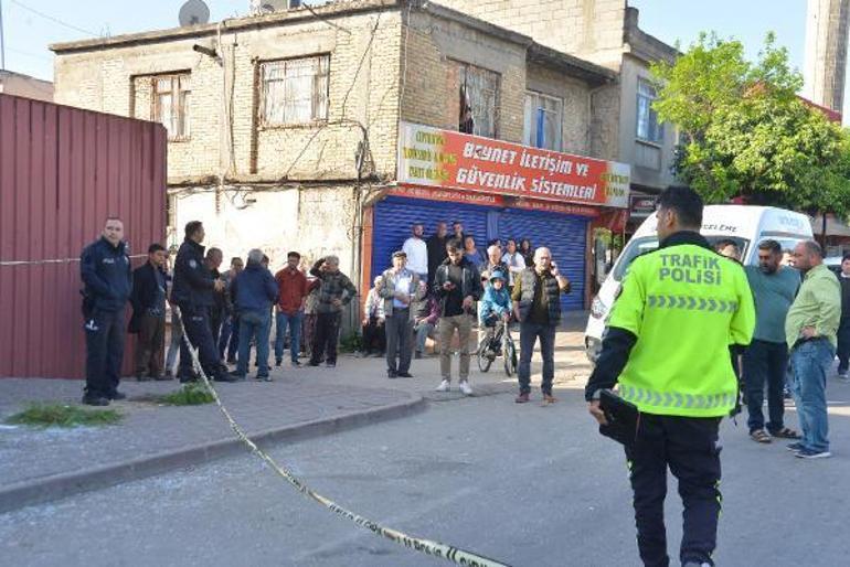 Adanada dolmuş, otobüs durağına daldı; 1 ölü, 7 yaralı