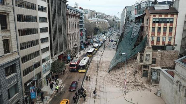 Beyoğlunda 5 katlı tarihi bina çöktü