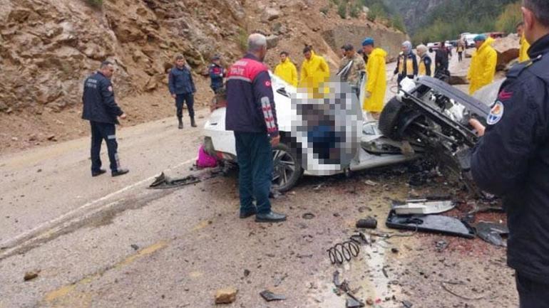 Üzerine kaya düşen otomobilde ölen öğretmenler son yolculuğuna uğurlanıyor