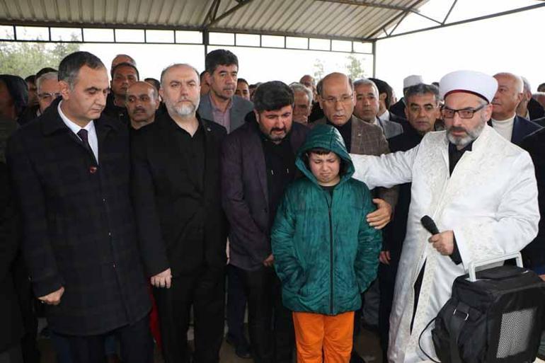 Üzerine kaya düşen otomobilde ölen öğretmenler son yolculuğuna uğurlanıyor