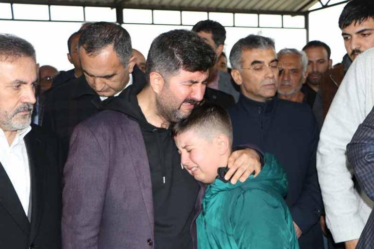 Üzerine kaya düşen otomobilde ölen öğretmenler son yolculuğuna uğurlanıyor