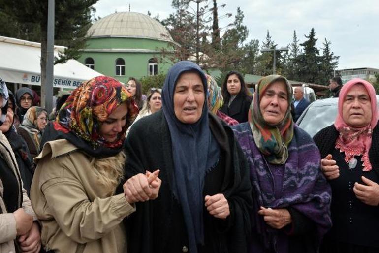 Üzerine kaya düşen otomobilde ölen öğretmenler son yolculuğuna uğurlanıyor