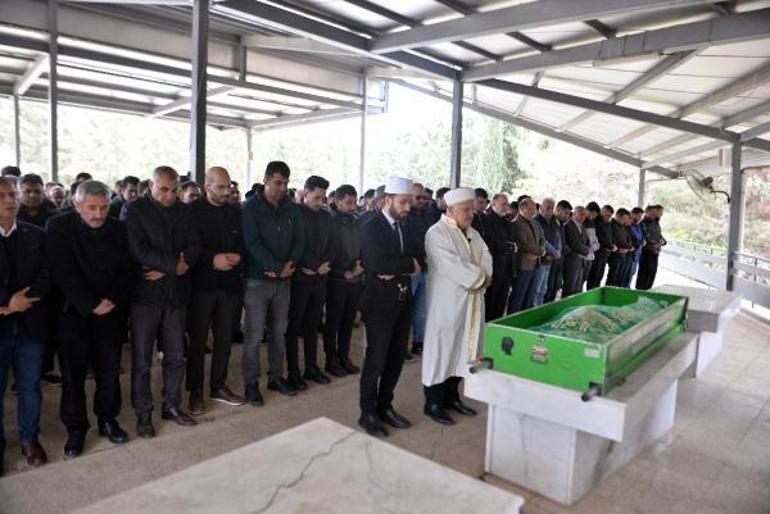 Üzerine kaya düşen otomobilde ölen öğretmenler son yolculuğuna uğurlanıyor