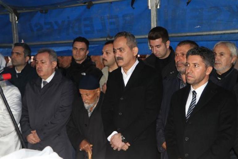 Üzerine kaya düşen otomobilde ölen öğretmenler son yolculuğuna uğurlanıyor