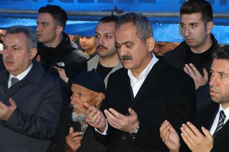 Üzerine kaya düşen otomobilde ölen öğretmenler son yolculuğuna uğurlanıyor