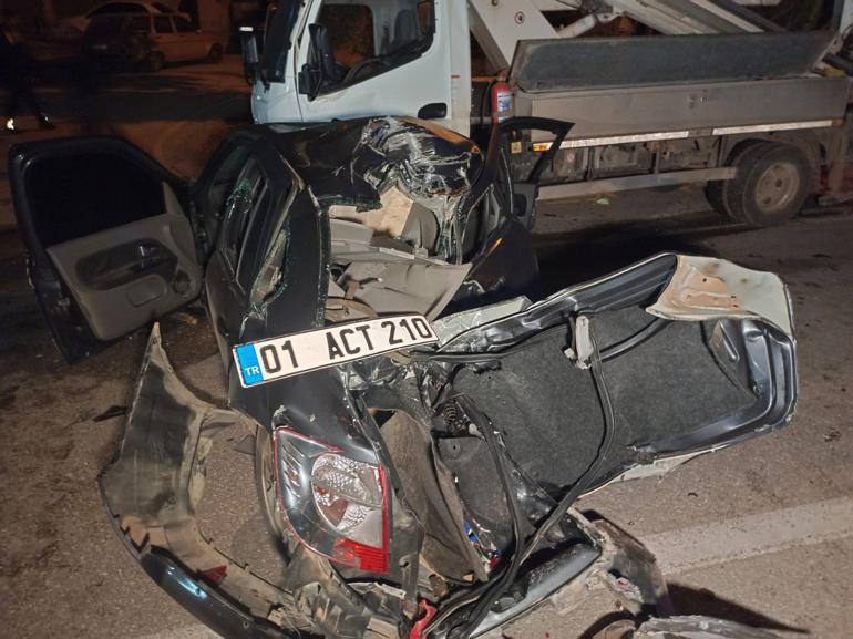 Orta şeritte duran otomobile çarpmamak için manevra yaptı, karşı şeritteki vince çarptı: 2 ölü