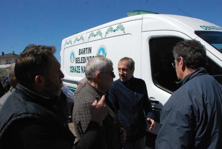 Oyuncu Şehsuvar Aktaşın, yangında ölen babası ve üvey annesi toprağa verildi