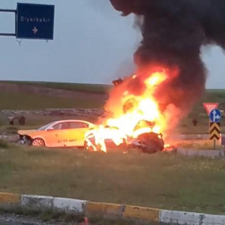 Kırmızı ışıkta çarpışan araçlar alev topuna döndü; 8 yaralının olduğu kaza kamerada