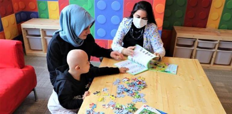 Depreme hastanede yakalanan down sendromlu lösemili Muhammed, Ankarada tedavi oluyor