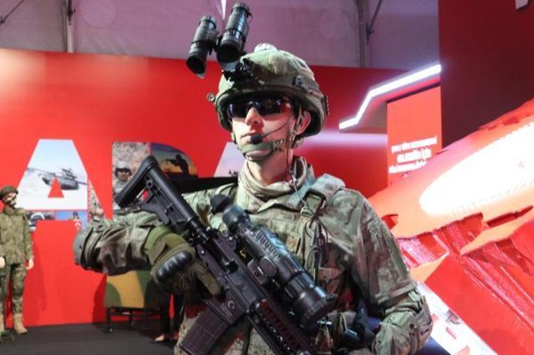 Bakan Akar Yüzyılın Gücü, Cesaretin Teknolojisi dijital gösterim merkezi’ni ziyaret etti