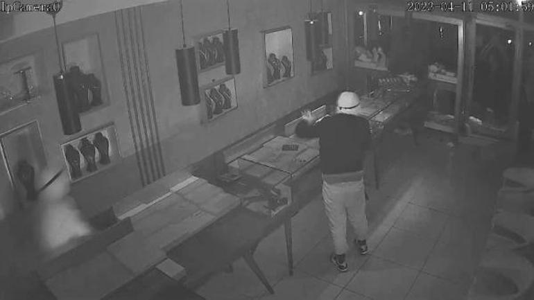 Esenyurtta kuyumcu dükkanı soygunu: 4 kilo altın çaldılar