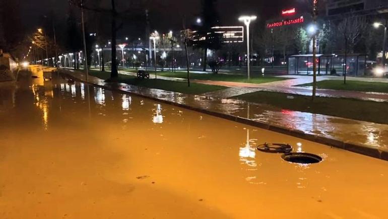 Elazığda sağanak; cadde ve sokaklar suyla doldu