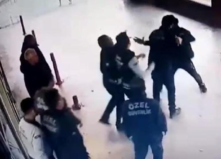 Hastane polisi ve güvenlik görevlilerine saldırı kamerada