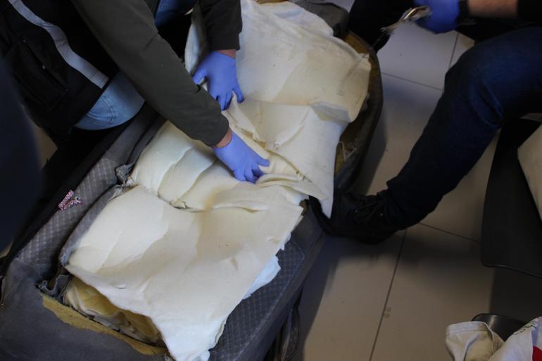 Otomobil koltuklarına emdirilmiş 9,5 kilo metamfetamin ele geçirildi