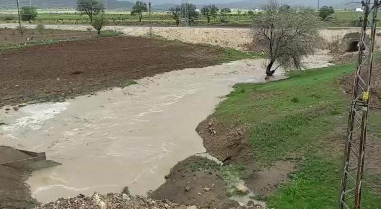 Gercüş’te sağanak, heyelana neden oldu