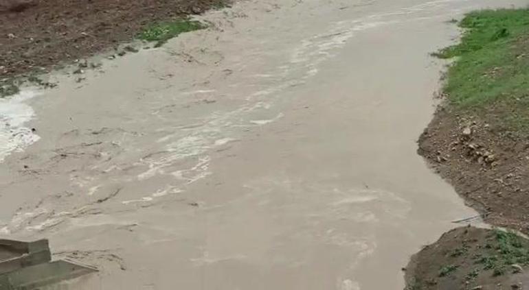 Gercüş’te sağanak, heyelana neden oldu