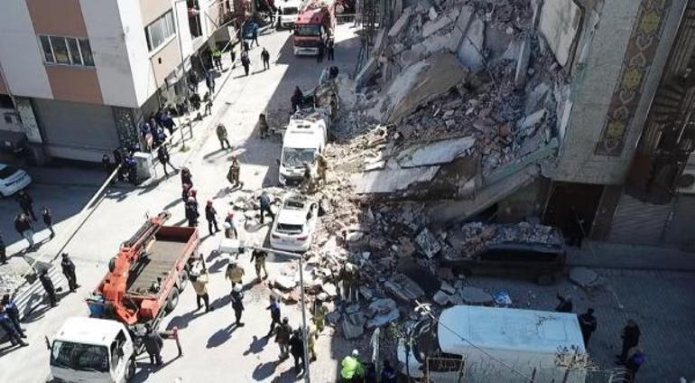 Güngörende binanın araçların üzerine çökme anı kamerada