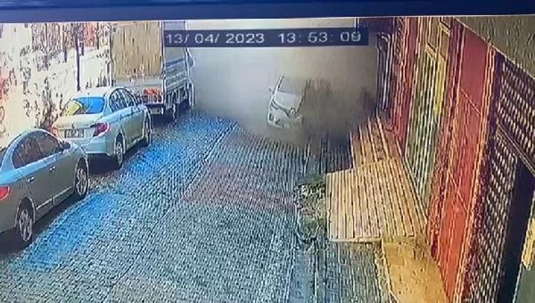 Güngörende binanın araçların üzerine çökme anı kamerada