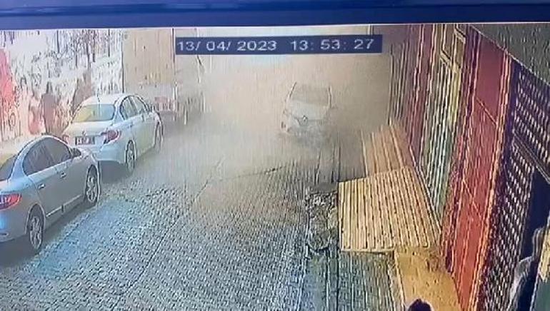 Güngörende binanın araçların üzerine çökme anı kamerada