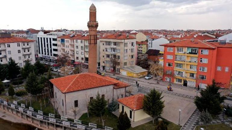 800 yıllık eğri minarede depremler sonrası kayma yok