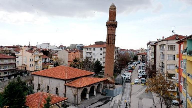 800 yıllık eğri minarede depremler sonrası kayma yok