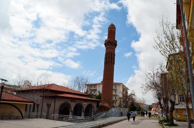 800 yıllık eğri minarede depremler sonrası kayma yok