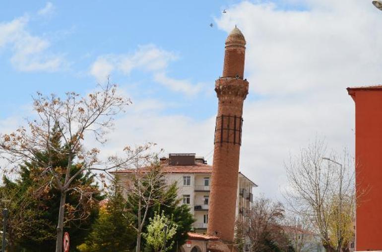 800 yıllık eğri minarede depremler sonrası kayma yok