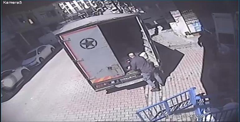 Güngörende binanın araçların üzerine çökme anı kamerada