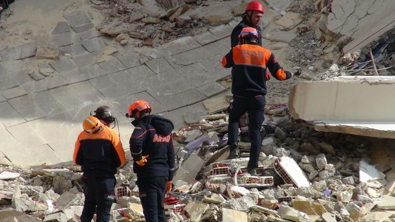 Kiliste depremde ağır hasar gören 6 katlı bina çöktü