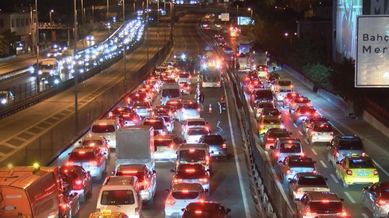 Bahçelievler D-100de 3 aracın karıştığı kazada, 1 ölü, 3 yaralı