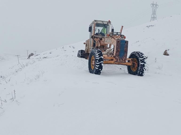 Vanda kapanan yollar açıldı, kara saplanan 3 minibüs kurtarıldı