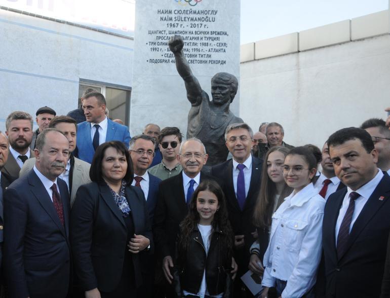 Kılıçdaroğlu, marteniçkayı Bulgaristanda öldürülen Türkan bebeğin anıtının ağacına astı